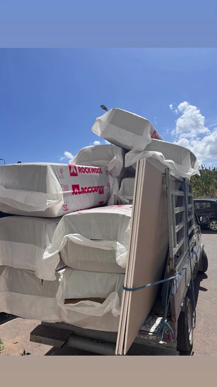 Livraison Rockwool et plaques BA13 à un maalem plaquiste — Rifaa Kénitra